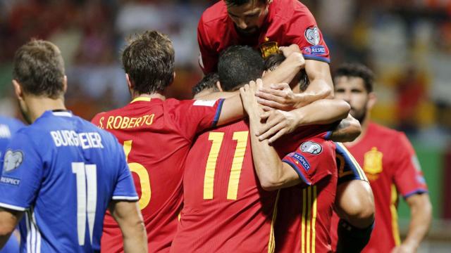 España celebra la goleada ante Lichtenstein.