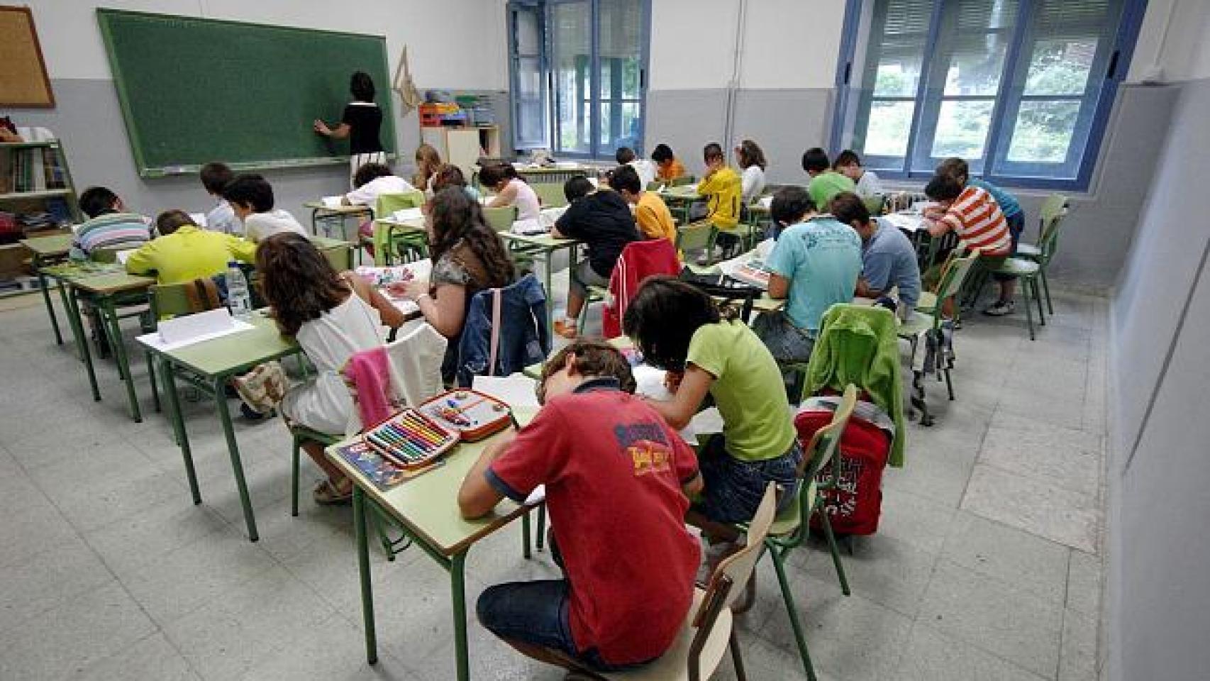 Estudiantes en una clase durante su jornada escolar