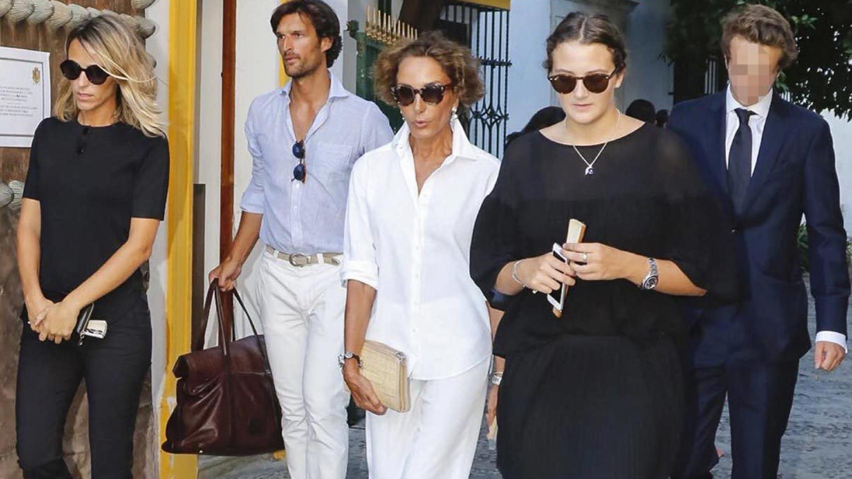 Naty Abascal acompañada por su hijo Rafael Medina y la esposa de este, Laura Vecino, junto a los dos hijos del fallecido, Victoria Elisabeth y Alexander von Hohenlohe-Langenburg