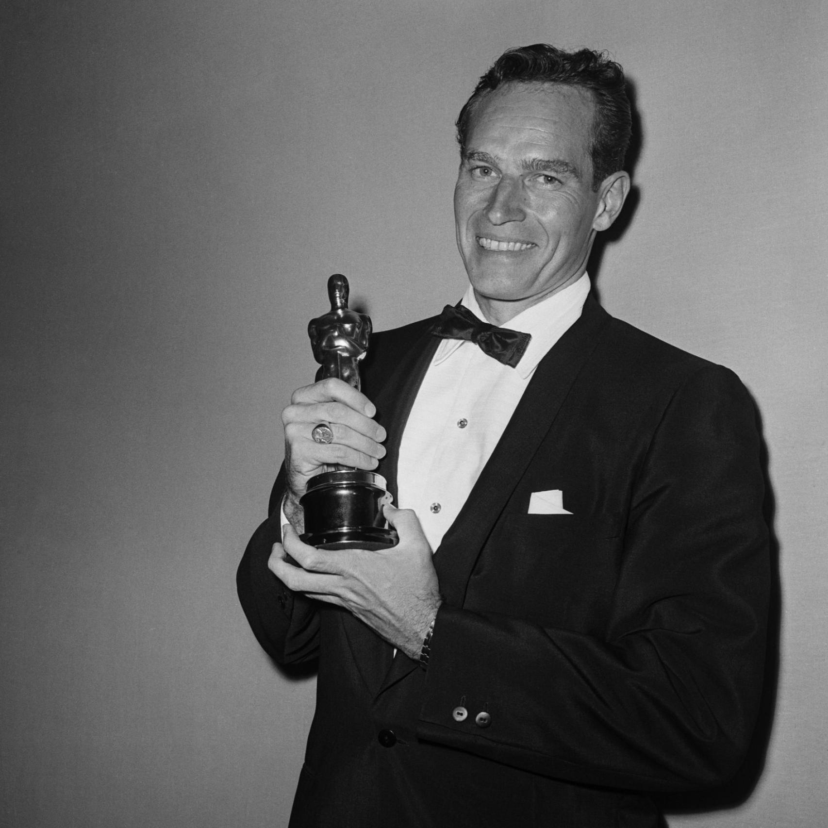 Charlton Heston con el Óscar entre sus manos