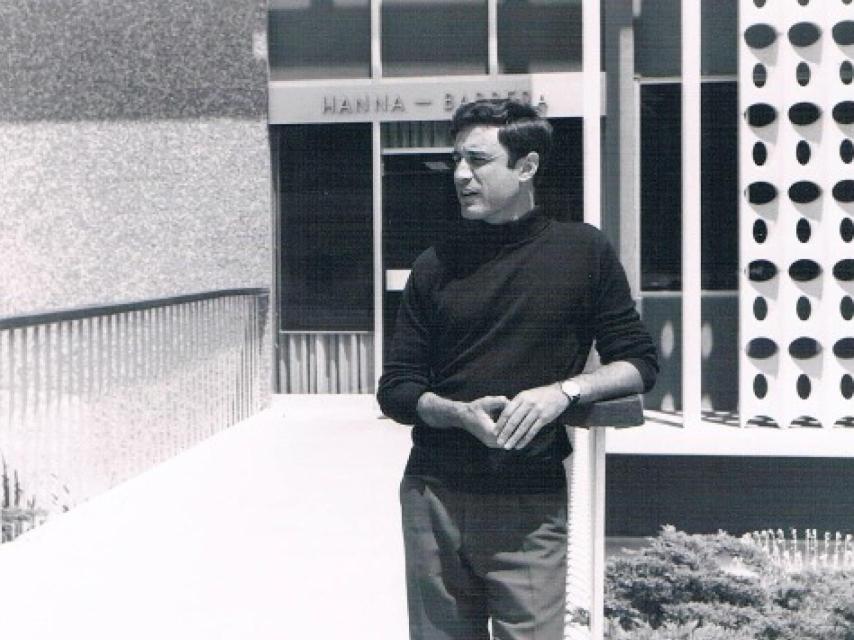 Carlos Alfonso en la puerta de los estudios de Hanna Barbera.