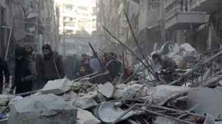 civiles-observan-los-efectos-de-un-bombardeo-del-regimen-sirio-en-al-shaar-alepo-reuters