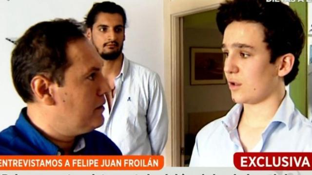 Así ha sido la primera entrevista en televisión de Felipe Juan Froilán. Al fondo, su amigo conocido como 'el lotero'.