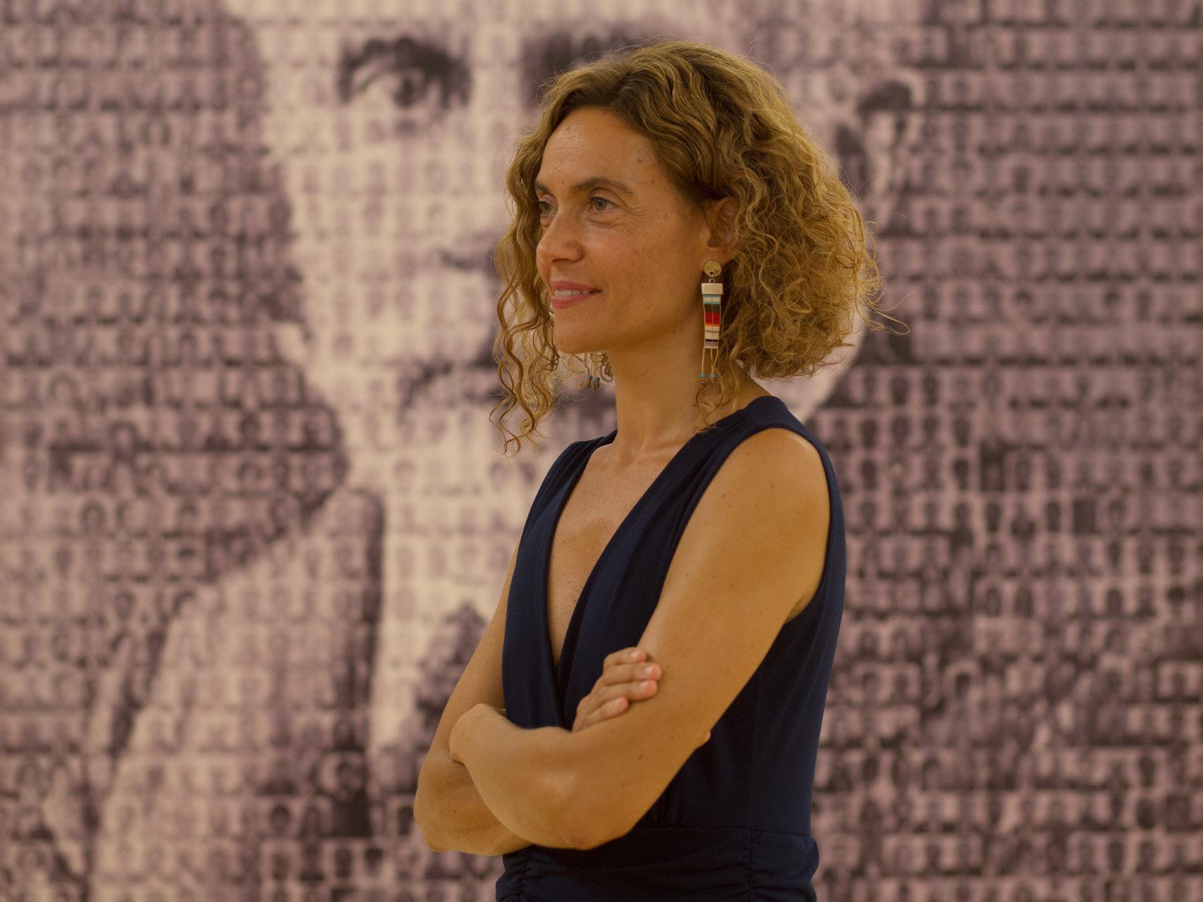 Meritxell Batet, delante de un collage de Pablo Iglesias hecho con fotos de diputados socialistas.