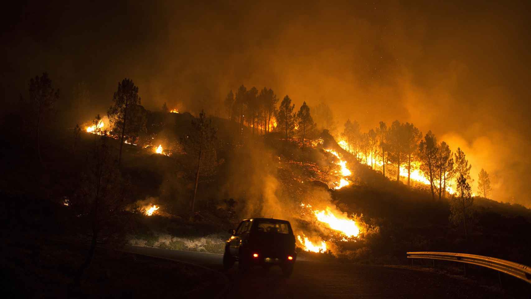 Seis incendios forestales mantienen en vilo a la provincia de Ourense (Galicia). EFE/Brais Lorenzo