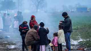 Familia de refugiados en un campo de acogida en Grecia.