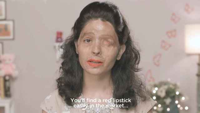 Una india con el rostro desfigurado por ácido desfila en la Fashion Week de Nueva York.