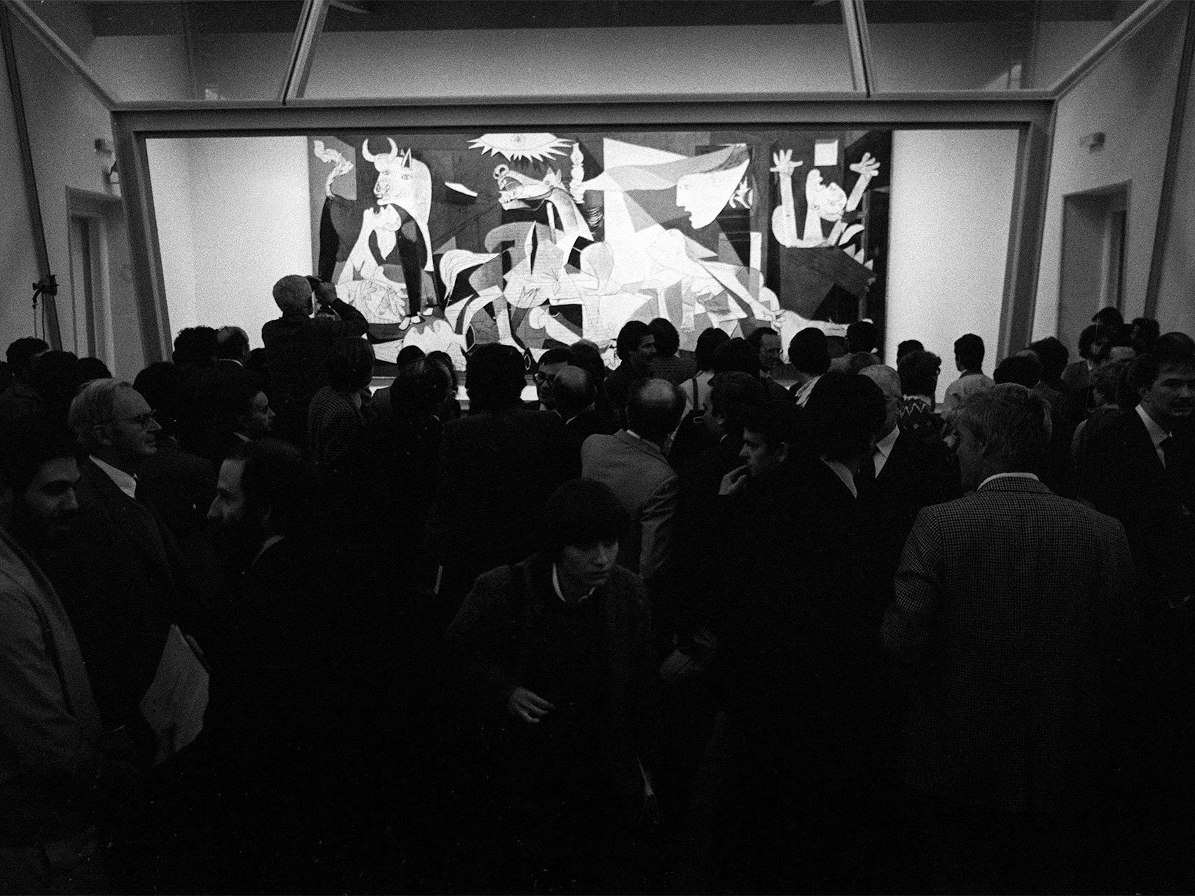 El Guernica el día de su presentación al público, en el Casón del Buen Retiro.