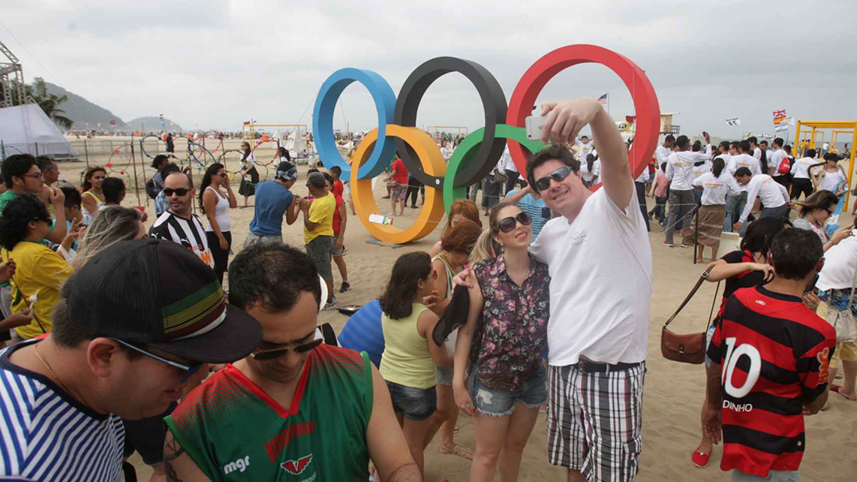 Aficionados en la playa de Copacabana durante los Juegos.