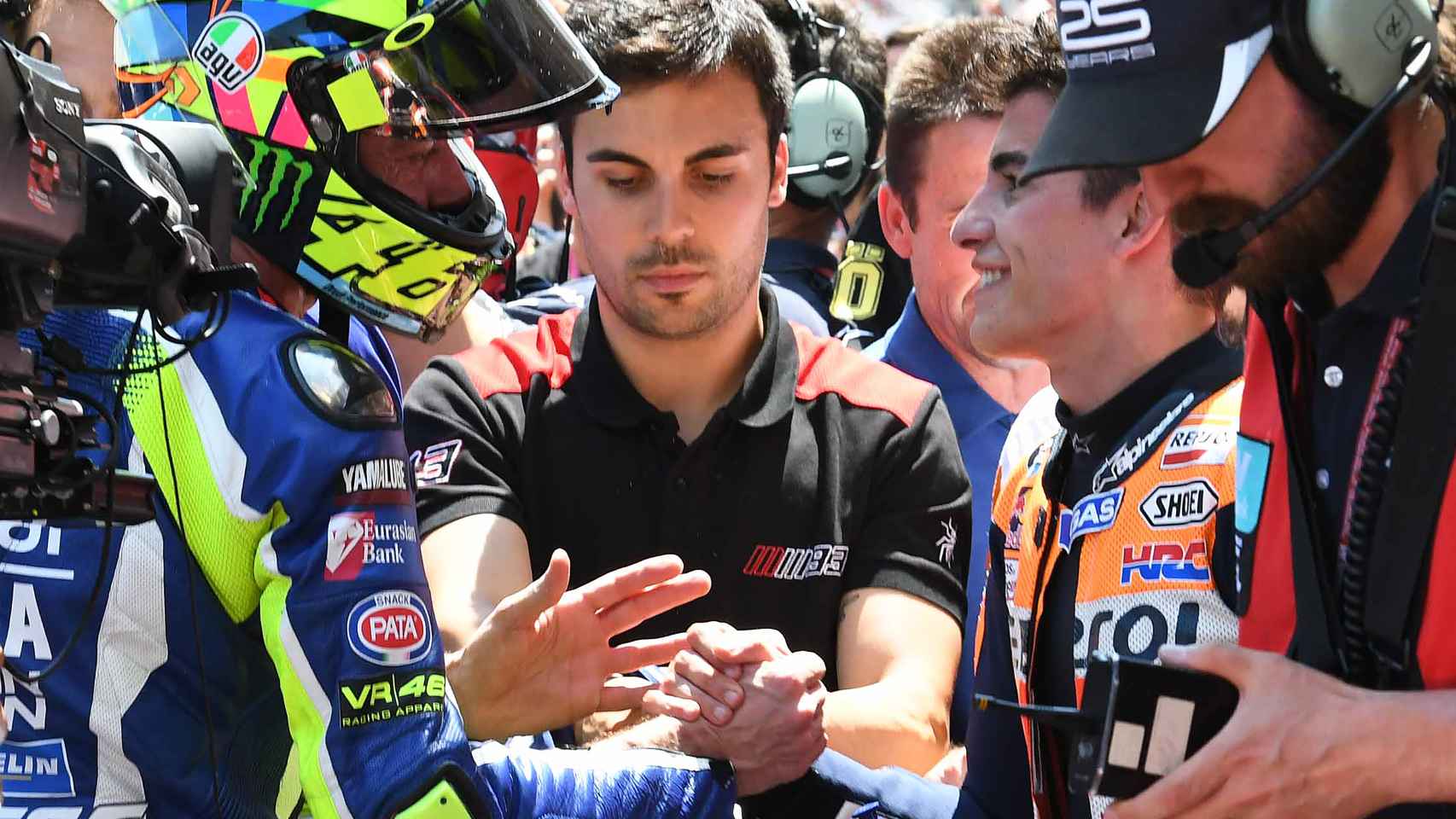 Rossi y Márquez se dan la mano tras la carrera de Montmeló.