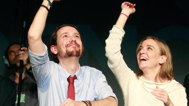 El lider de Podemos, Pablo Iglesias (c), acompañado por los candidatos, Tania Sánchez, durante el acto electoral que la formación ha celebrado esta tarde en el Círculo de Bellas Artes de Madrid