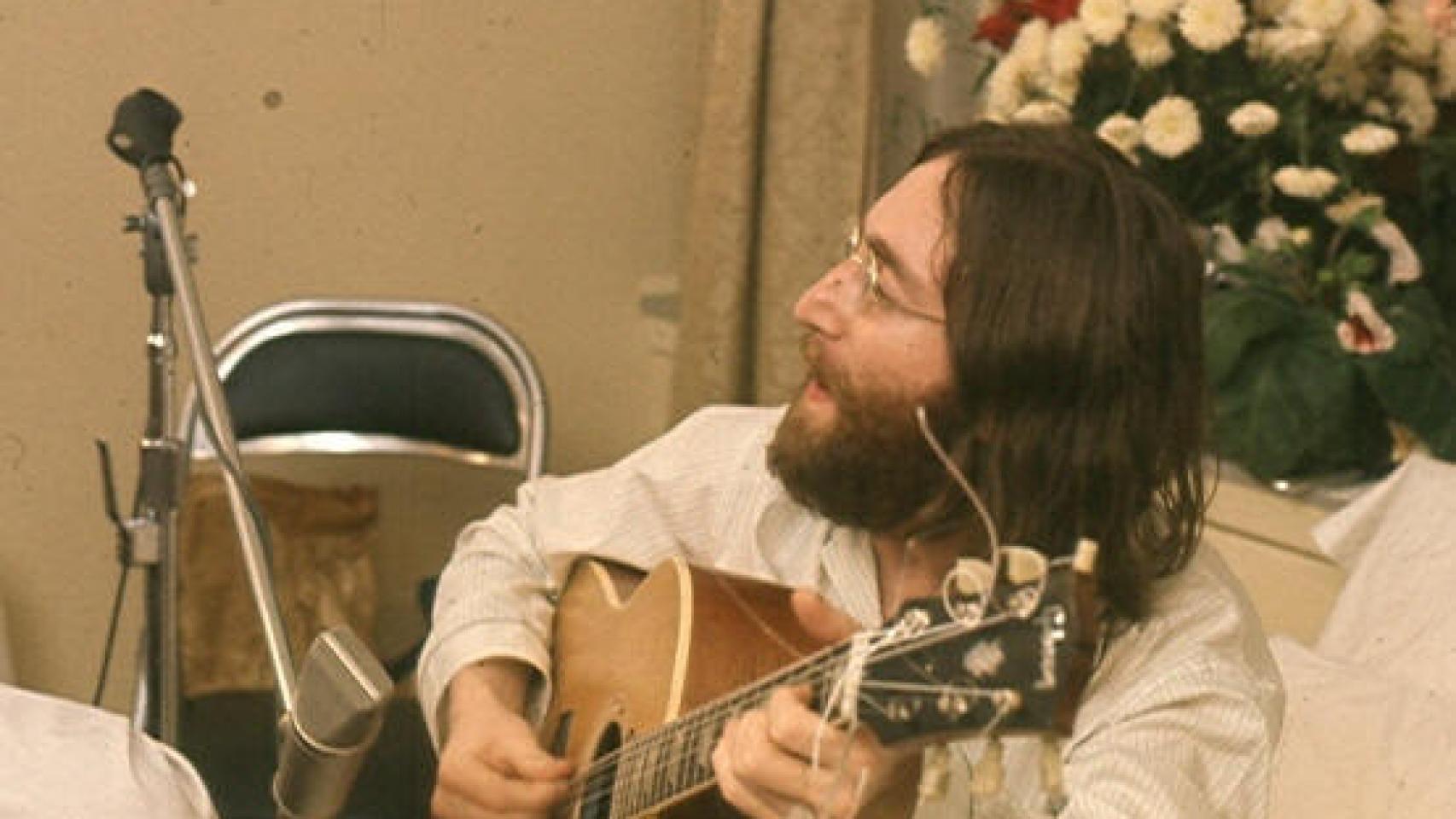 John ensayando Give Peace a Chance.