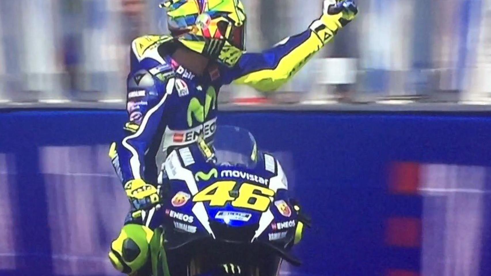 Momento de la peineta de Rossi a Espargaró.