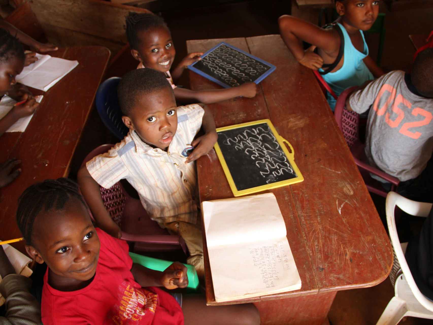 Niños de Sierra Leona que pueden ir a la escuela gracias a la labor humanitaria.