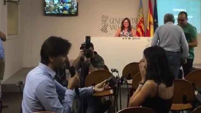 El periodista Dani Valero pidiendo matrimonio a su novia en la rueda de prensa.