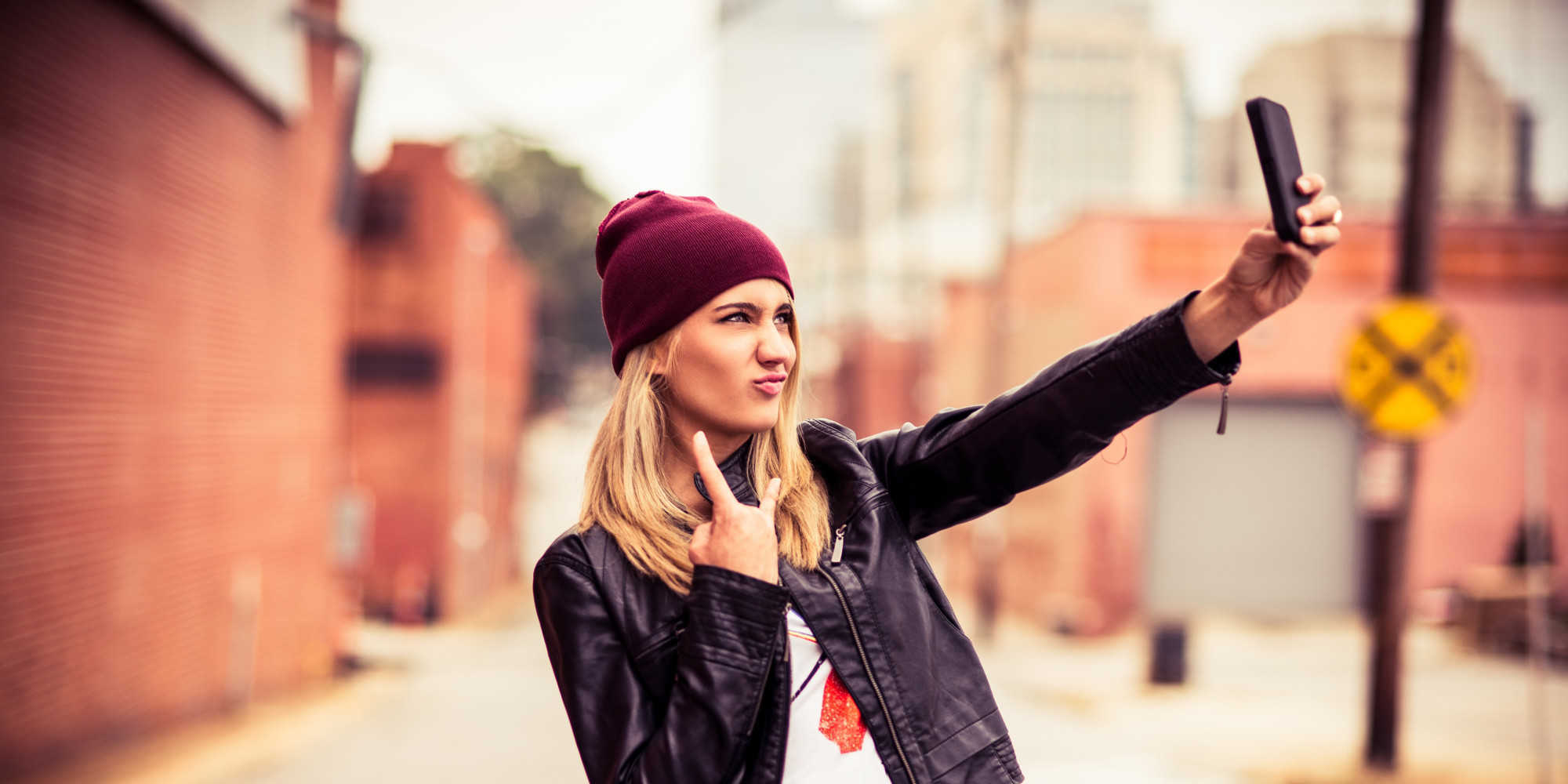 selfie-girl-with-smartphone-hd-pictures-hdwallwide-com