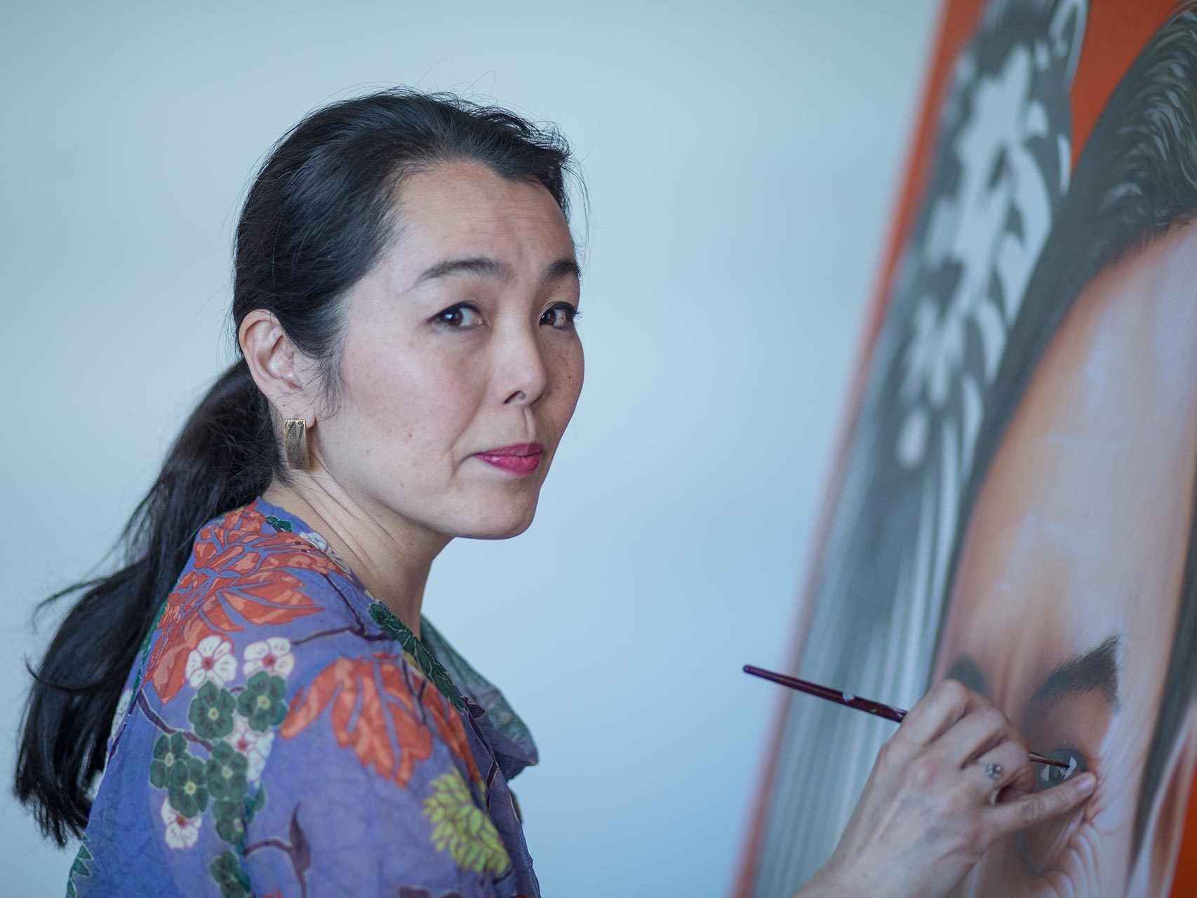 Fumiko Negishi pintando el retrato de Pedro J. Ramírez en la redacción de EL ESPAÑOL