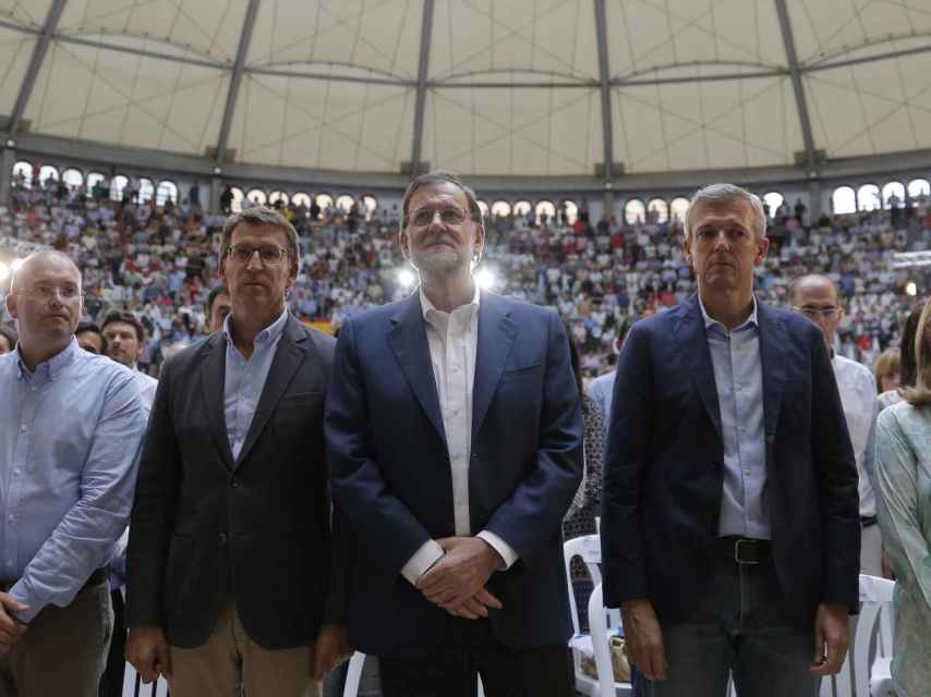 Feijóo, Mariano Rajoy  y la plana mayor del PP gallego en el mitin de inicio de campaña