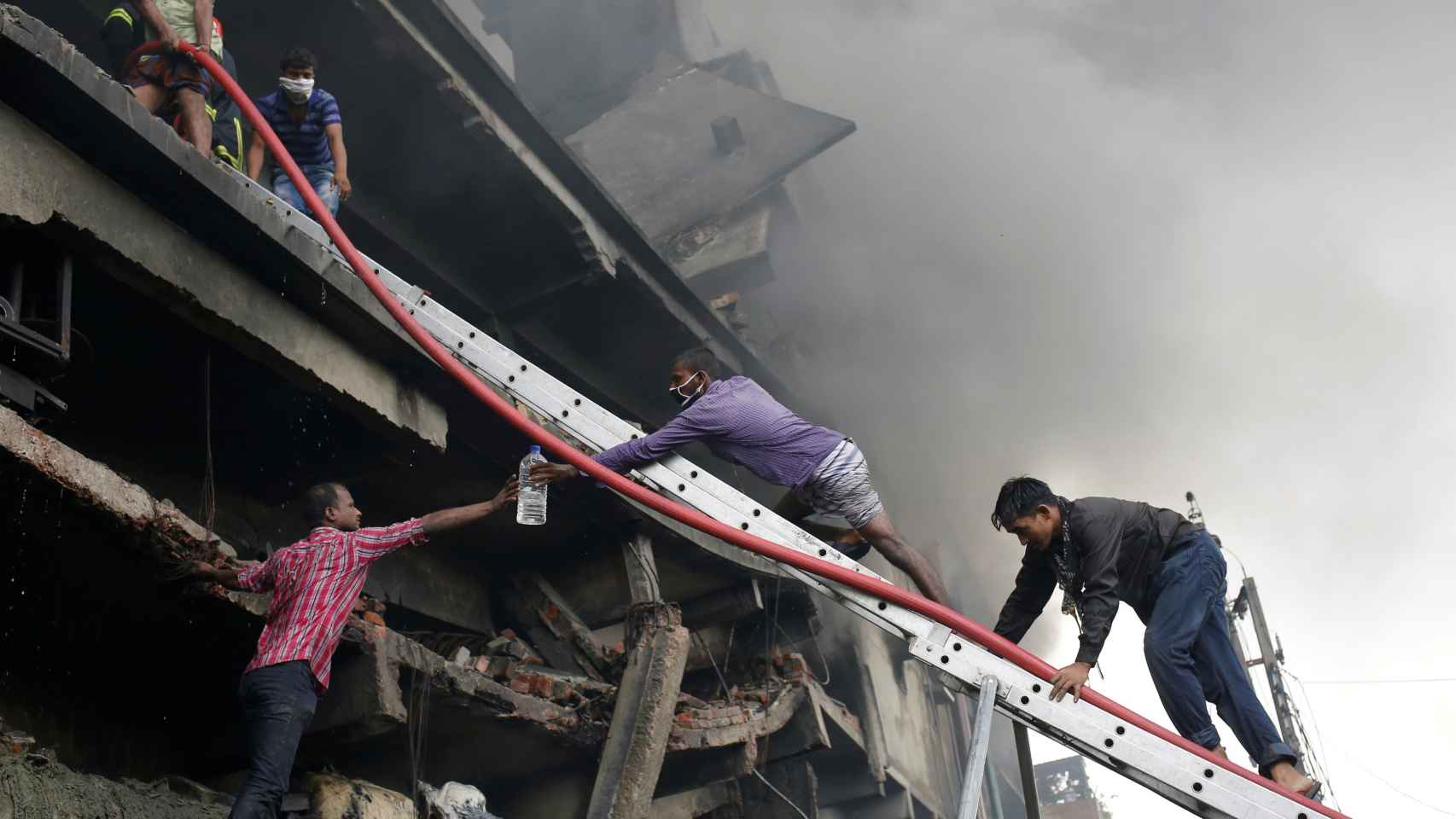 Ademçás de los fallecidos el número de heridos asciende hasta 60 personas. / Reuters