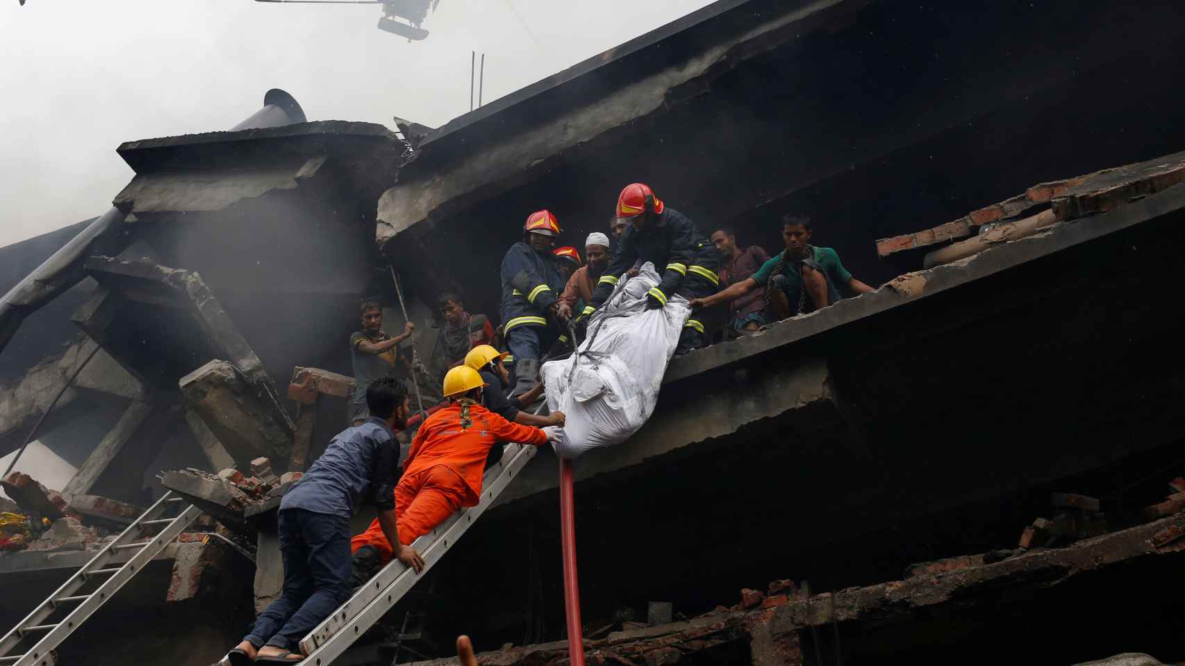 Los bomberos rescatan uno de los cadáveres