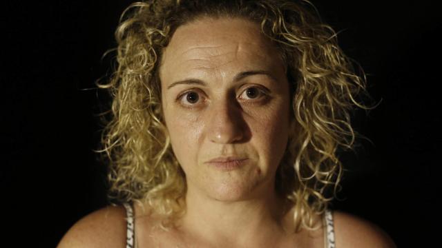 María del Carmen ayuda a su hija María a superar sus traumas gracias a las clases de defensa personal.