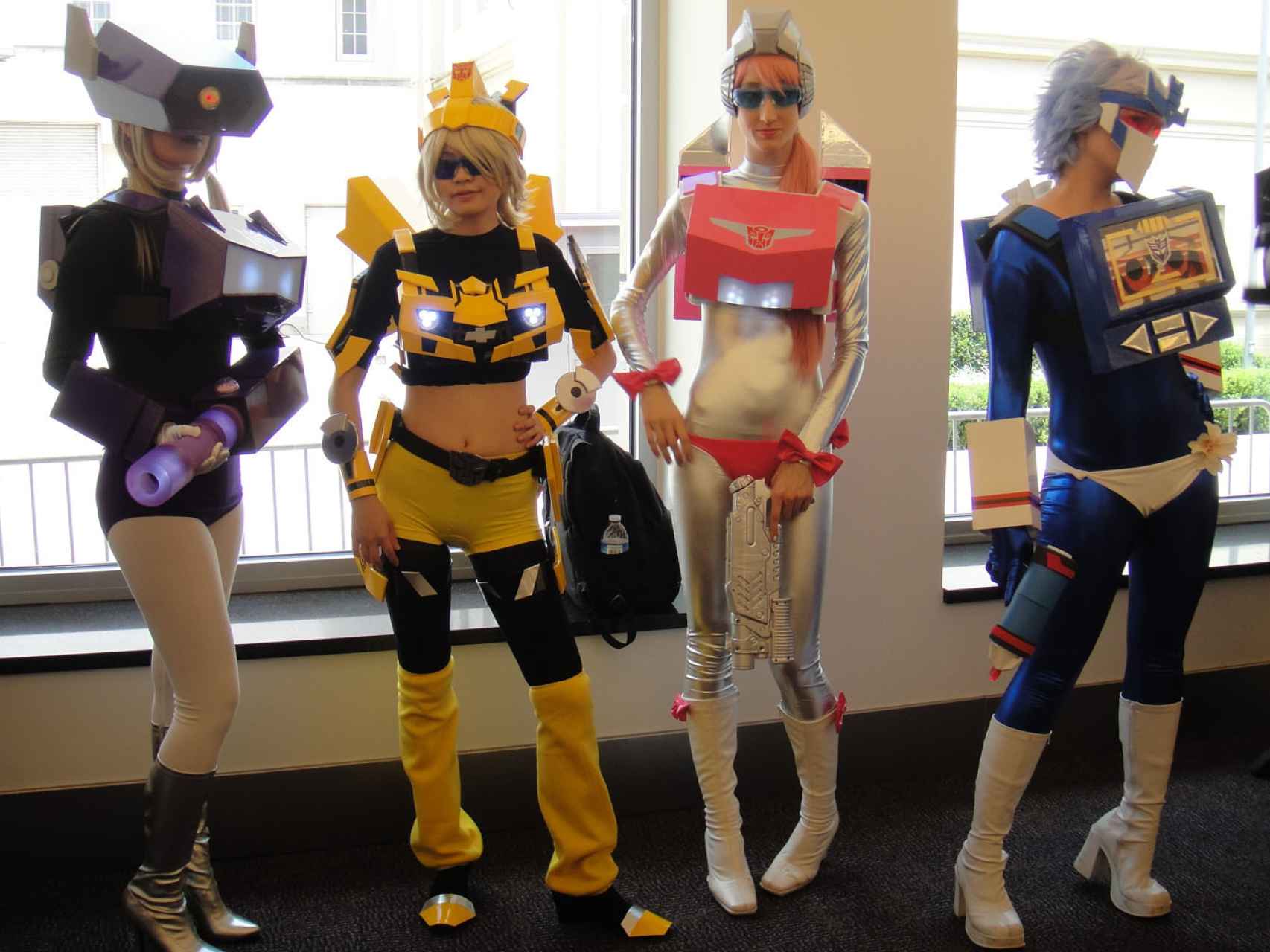 Cuatro chicas disfrazadas de Transformers en la BotCon 2011.