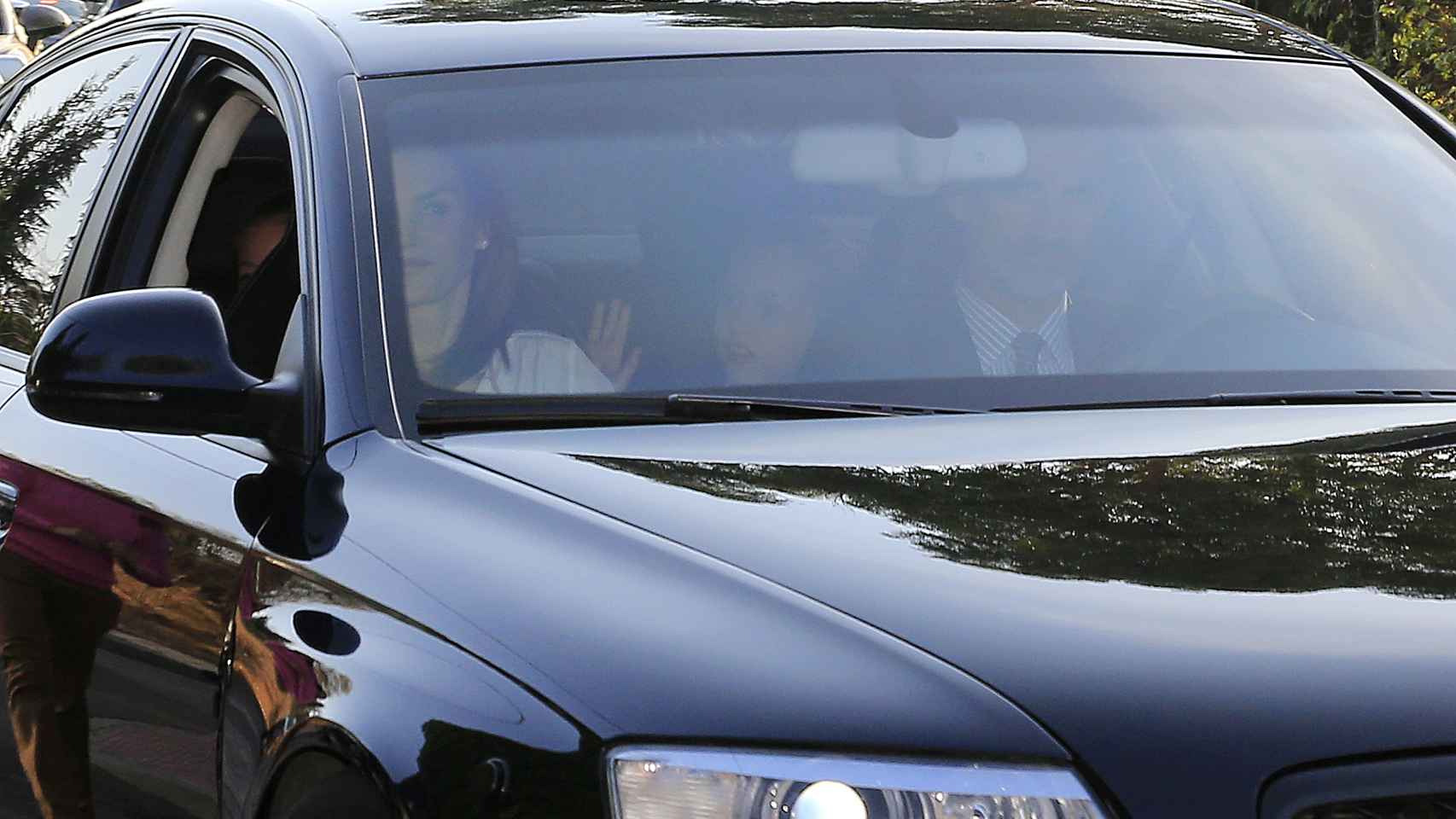 Los reyes acompañan a sus hijas al colegio en su vehículo.