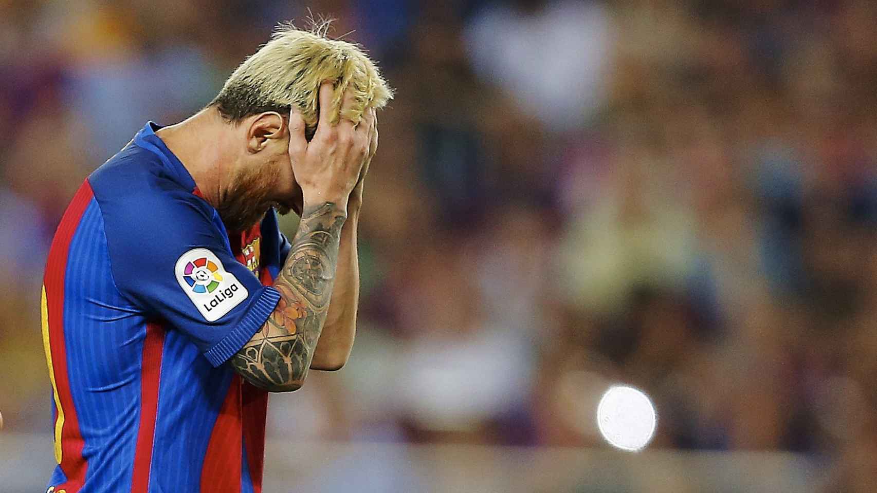 Messi se lamenta durante el partido ante el Alavés.