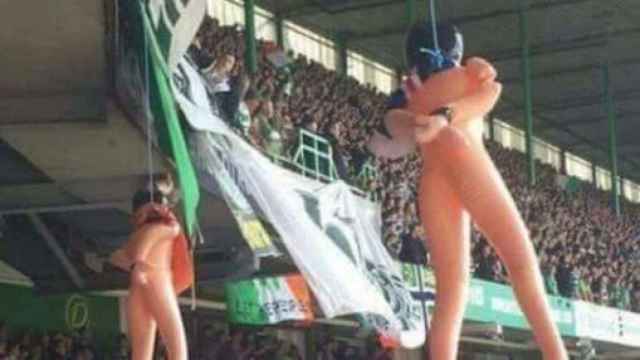 Muñecas hinchables del Rangers 'ahorcadas' en el estadio del Celtic.
