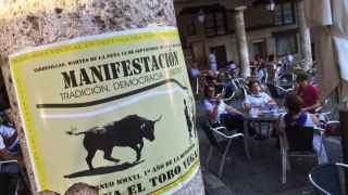Un cartel convoca a la manifestación por el Toro de la Vega en Tordesillas.