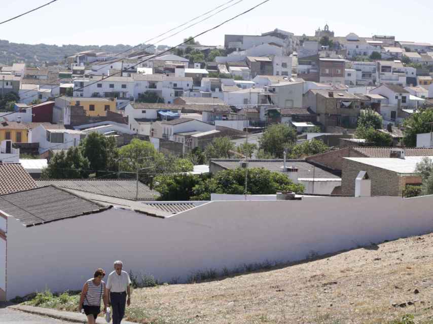 Dos vecinos pasean por la localidad de Zahínos (Badajoz).