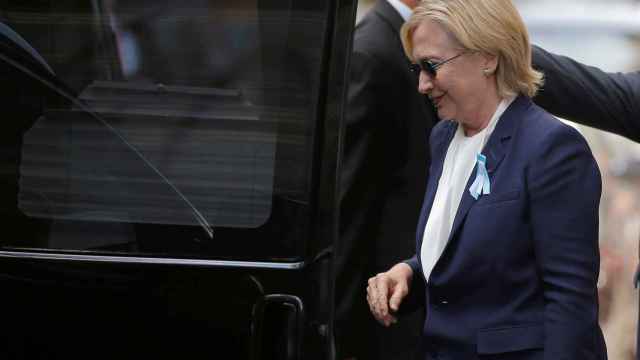 Clinton sube a su vehículo tras descansar en casa de su hija en Nueva York por el golpe de calor.