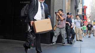 Un trabajador saliendo de Lehman Brothers tras la quiebra.