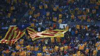 Aficionados del Barça han vuelto a mostrar esteladas en el Camp Nou.