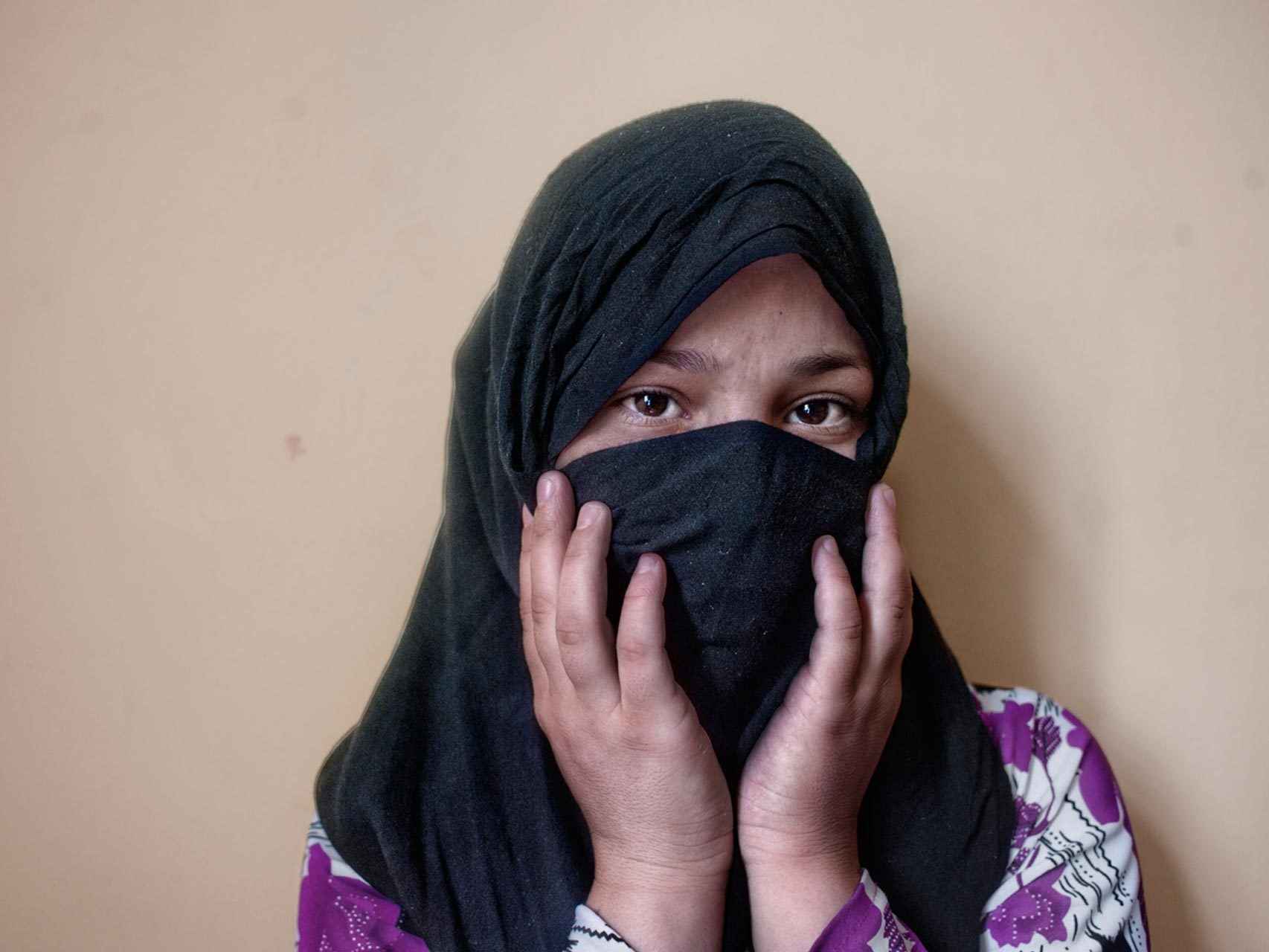 Rokshane, 16 años, posa en un correccional afgano.