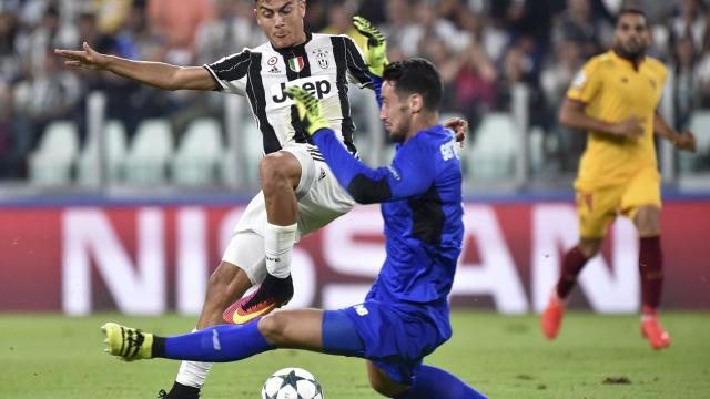 Sergio Rico detiene la pelota.