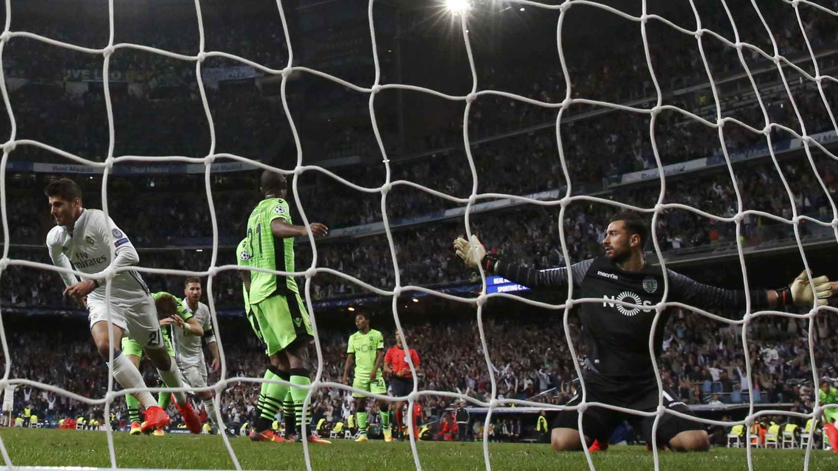 Morata celebra su tanto en el último segundo del descuento. / Reuters