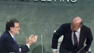 Rajoy aplaude al ministro De Guindos tras su intervención