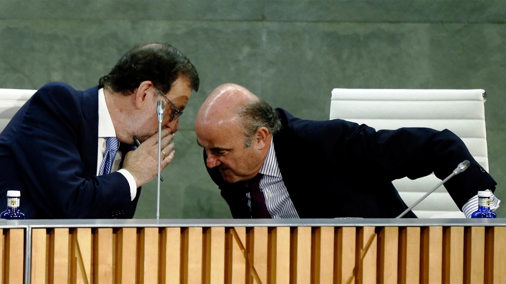 El presidente del Gobierno, Mariano Rajoy, junto a Luis de Guindos.