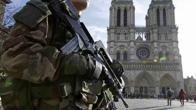 Un soldado francés frente a la Catedral de Notre Dame