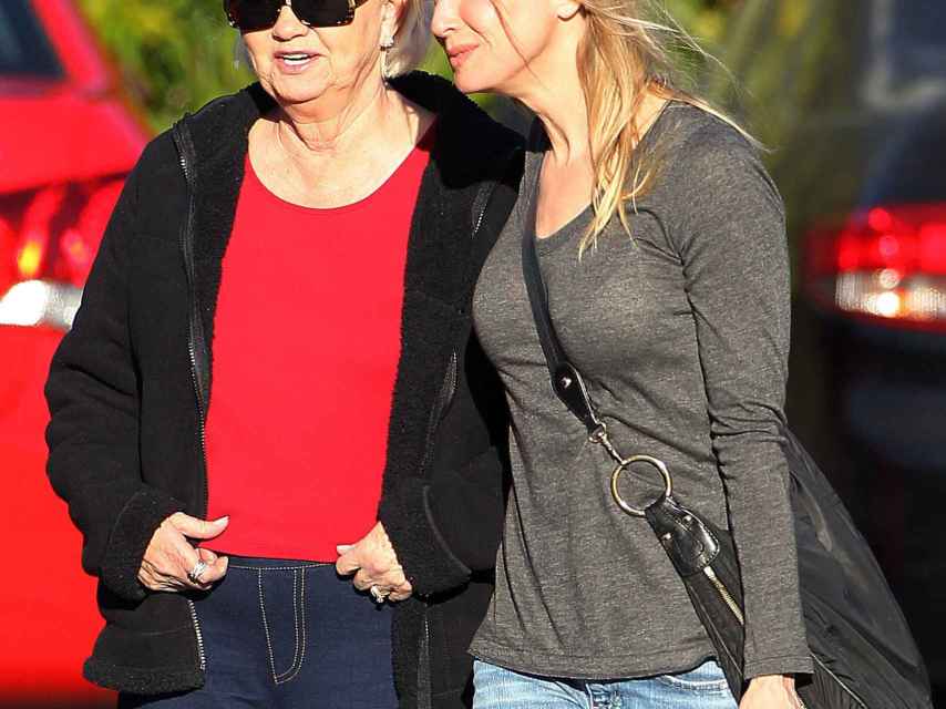 Renée Zellweger pasea por la calle con su madre.