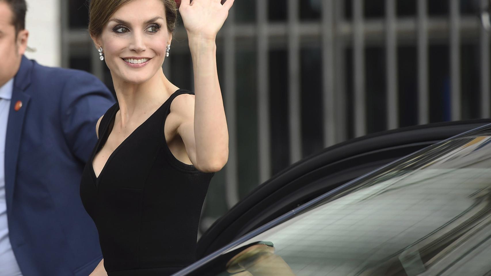 La Reina muy sonriente se ha ruborizado cuando le han cantado el cumpleaños feliz