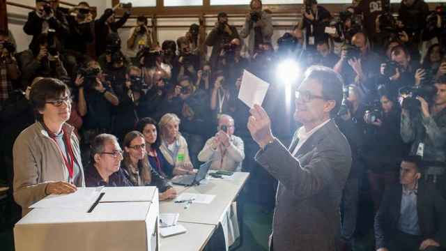 Artur Mas vota en la consulta del 9N.