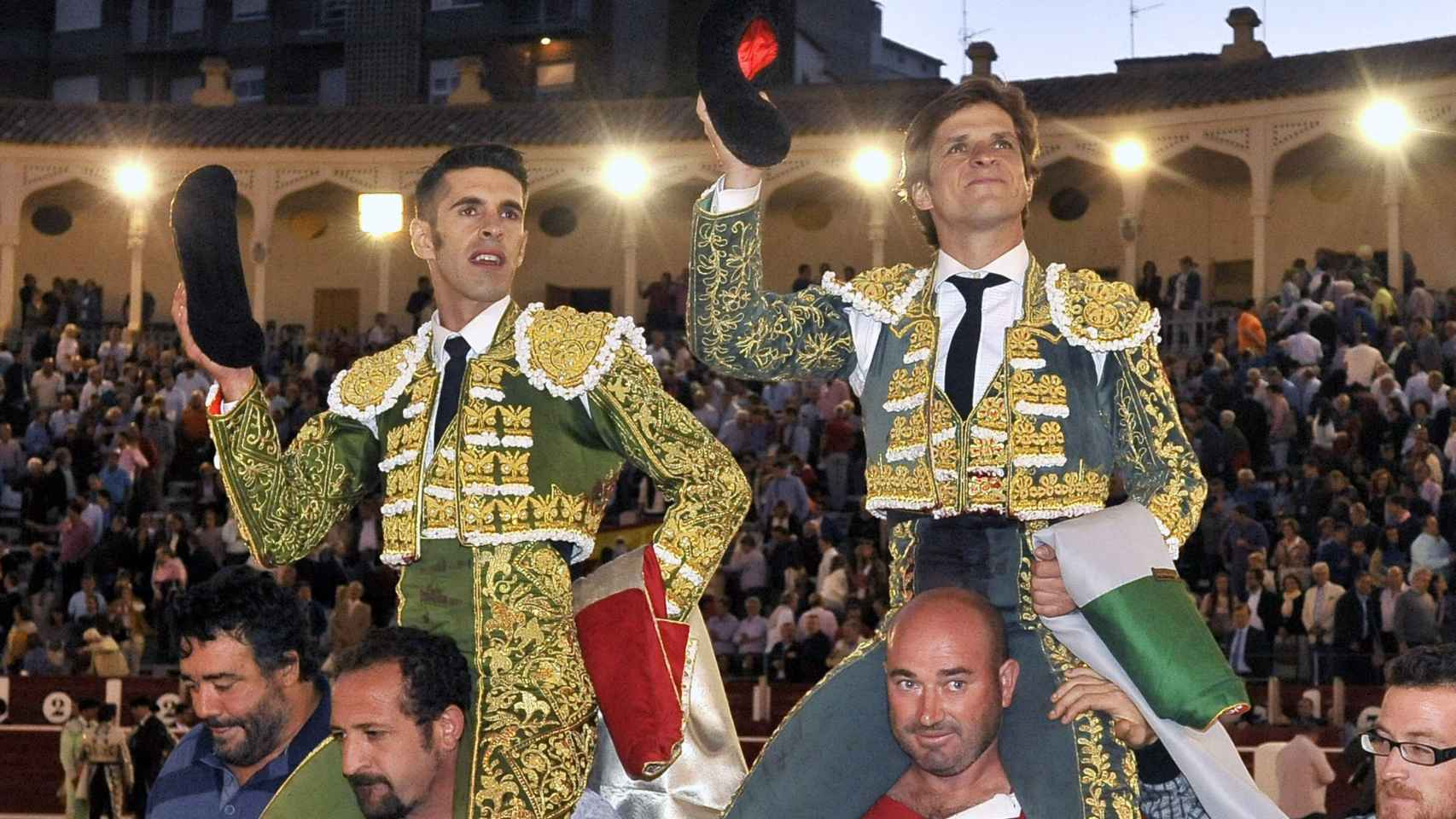 El Juli y Talavante salen a hombros de la plaza de Albacete.