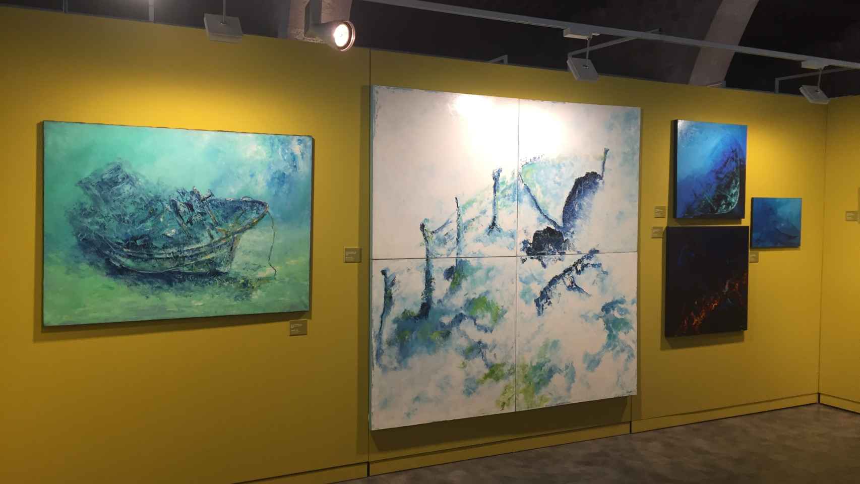 Obras de la exposición de Alfonso Cruz en el Museo Marítimo de Barcelona.