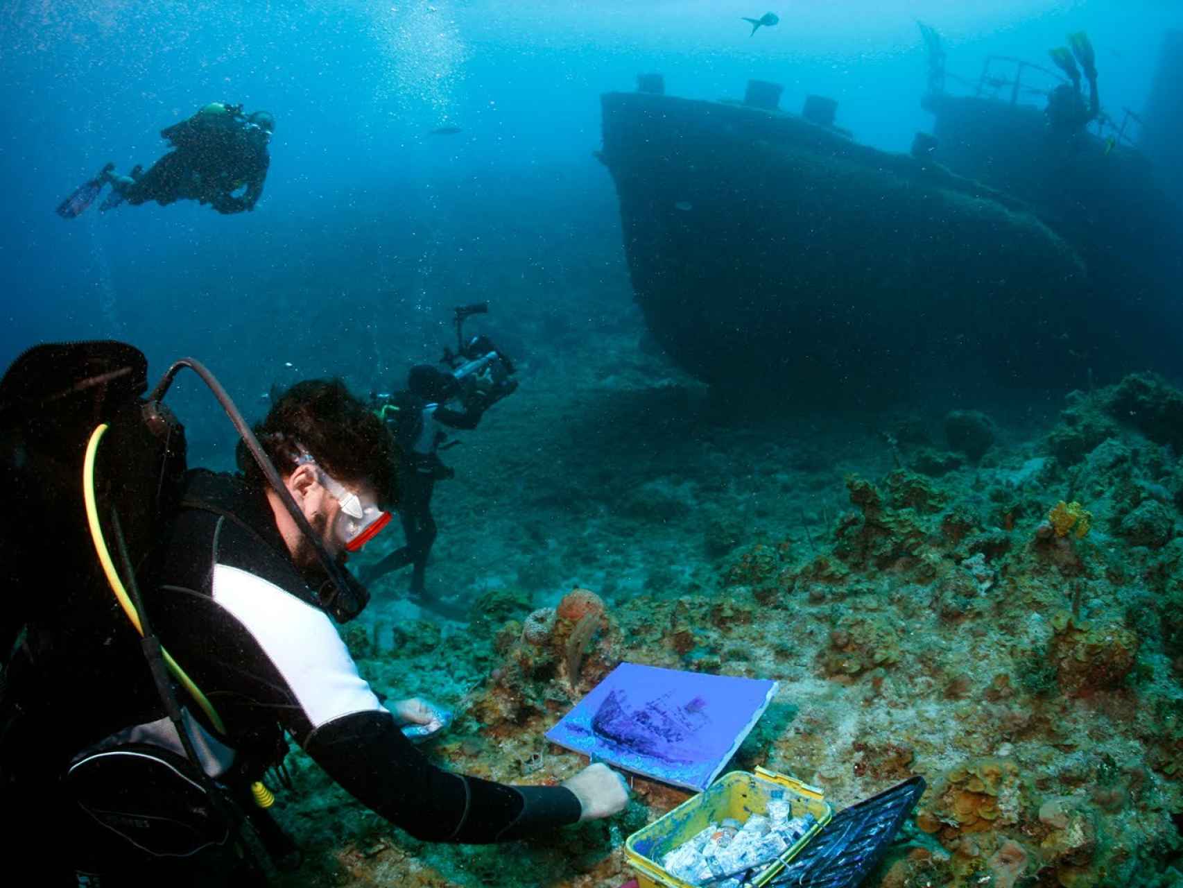 Alfonso Cruz es pintor subacuático especializado en naufragios.