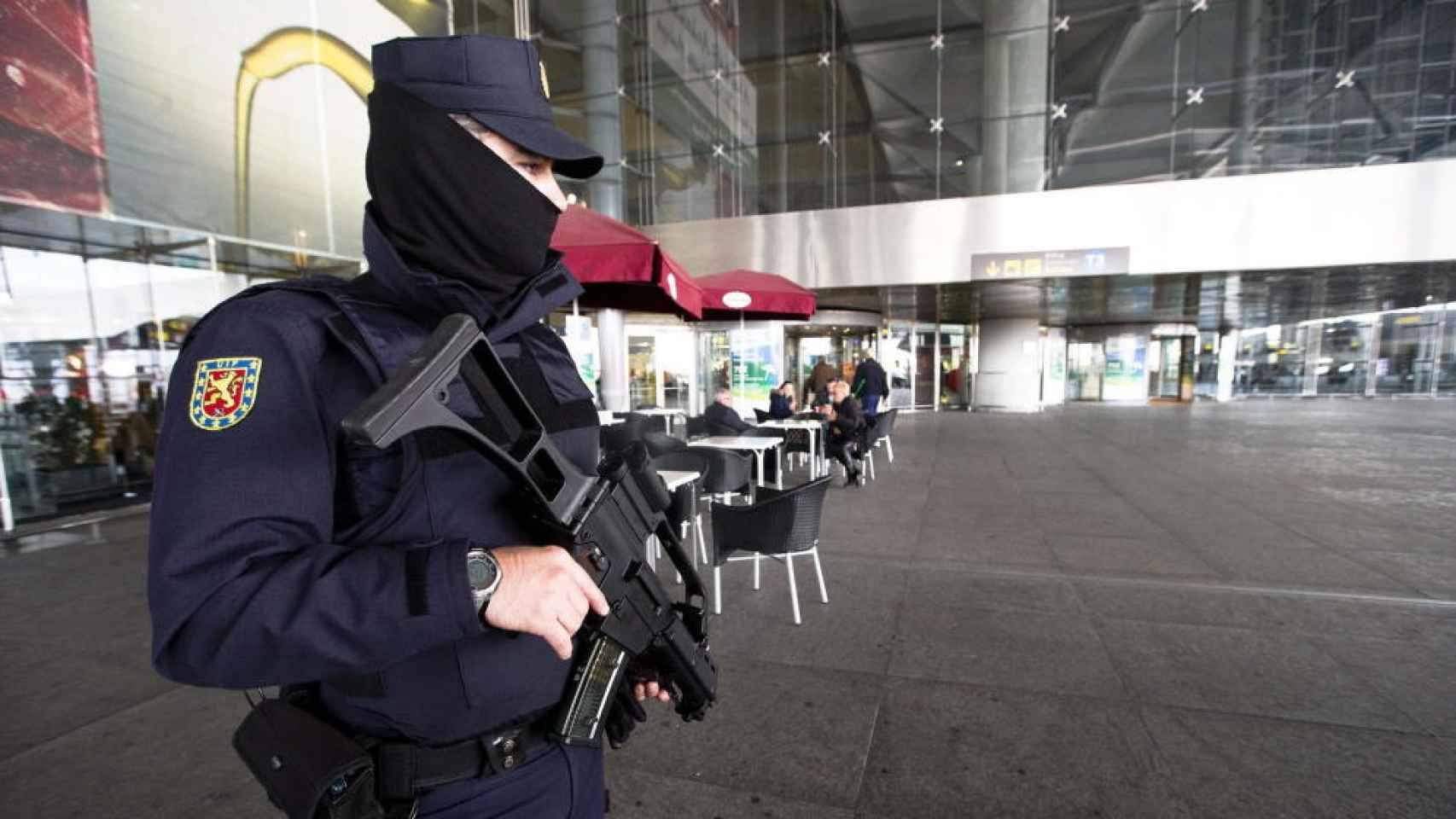 Un agente del Cuerpo Nacional de Policía en labores de vigilancia en una de las terminales del aeropuerto de Málaga.