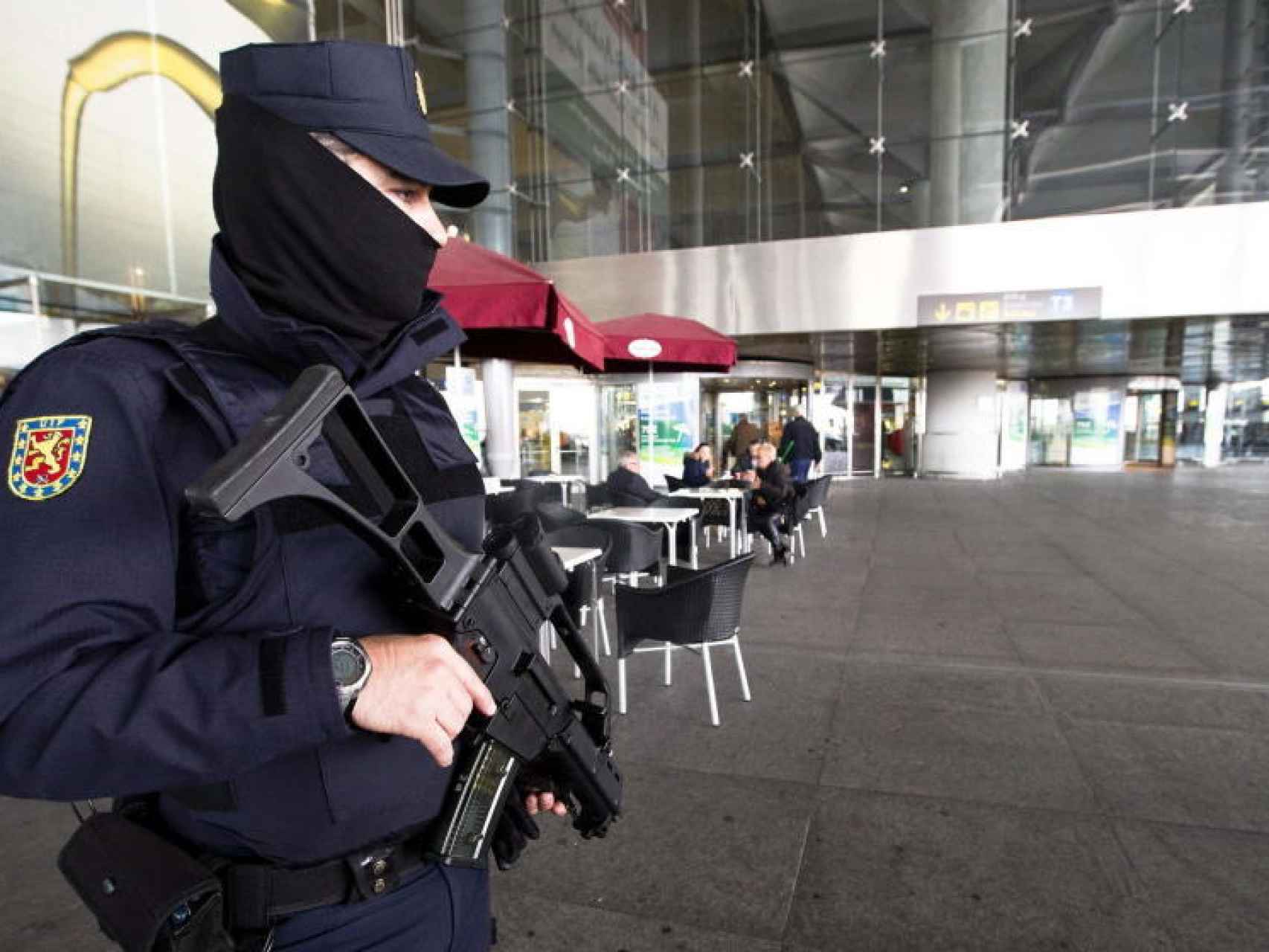 Un agente del Cuerpo Nacional de Policía en una de las terminales del aeropuerto de Málaga.