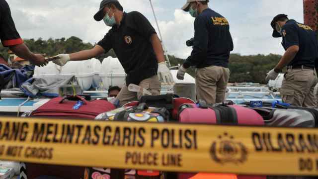 La Policía indonesia trabaja en la embarcación accidentada en Bali.
