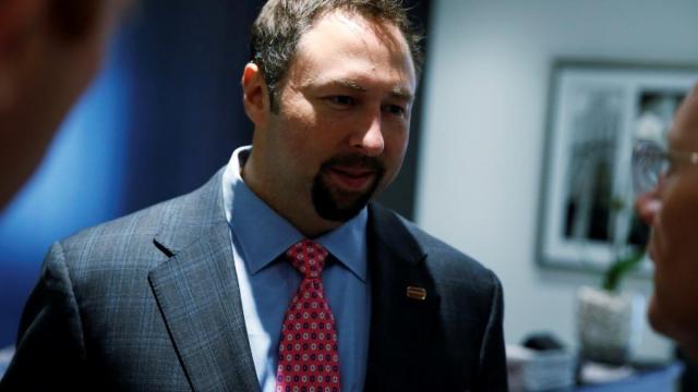 El portavoz de Trump, Jason Miller, reconoce que su candidato cree que Obama nació en EEUU.